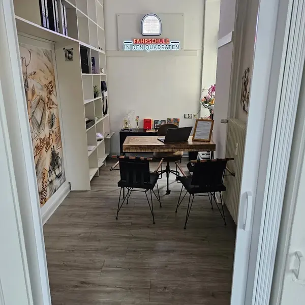 Büro der Fahrschule in den Quadraten in der E7, 6