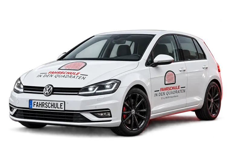 Studiomotiv des weißen Fahrschulwagens mit dem Logo der Fahrschule in den Quadraten