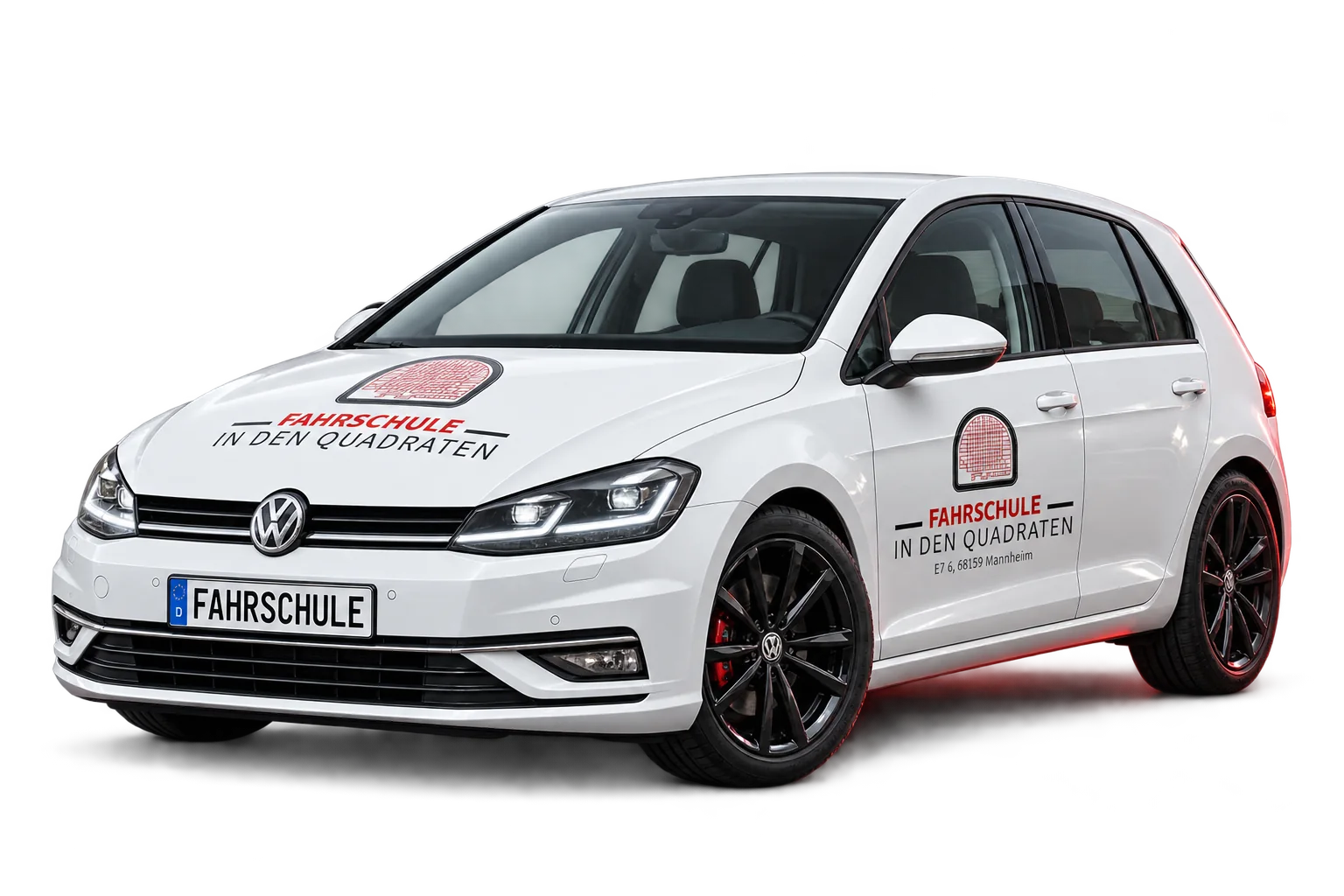 Studiomotiv des weißen Fahrschulwagens mit dem Logo der Fahrschule in den Quadraten