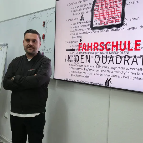 Hakan Karabalcik im Theorieraum der Fahrschule in den Quadraten
