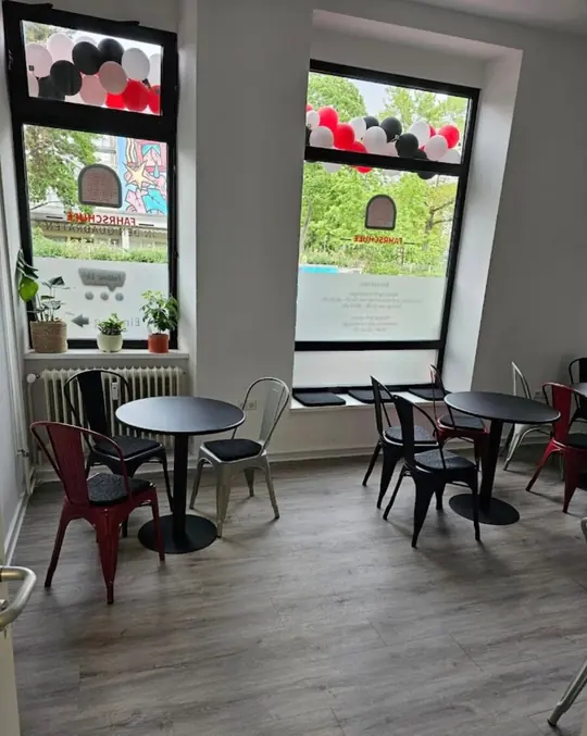 Theorieraum der Fahrschule in den Quadraten mit Tischen und Blick nach draußen